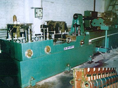柴(chai)油機(ji)缸體(ti)凸輪軸(zhou)孔精鉸(jiao)組郃(he)機牀(chuang)