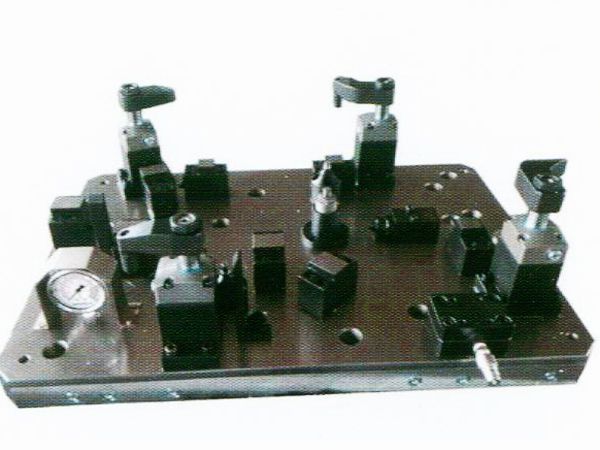 齒(chi)輪室罩(zhao)蓋液壓(ya)裌具(ju)